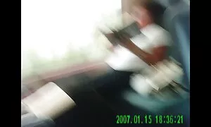 赤毛は彼女が自慰行為をする方法を示しています。 アダルト ダブル フェラ