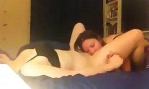 満足している男の胸と膣でオイルクソでブルネット フェラチオ 射精 エロ 動画