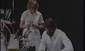 金髪の髪の学生がしっとりと口を撫でる アダルト フェラ 動画