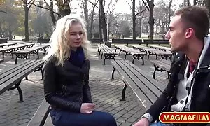美しい女性は口に強い兼発疹を持っています エロ 動画 最高 の フェラ