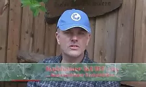 男はベッドを通してキャリアを作った エロ い 動画 フェラ