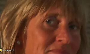経験豊かで愛情のある女性と楽しんでいる三人の学生 エロ 動画 ナンパ フェラ