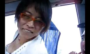 美しい女性とタクシーで バキューム フェラ エロ 動画