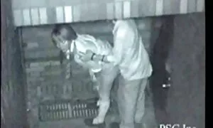 どのようにタイトなスペースから破裂する穴を作る エロ 動画 無 修正 手コキ