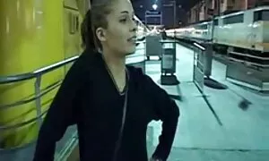 警官のふりをして茶色の髪でクソ フェラ 動画 アダルト