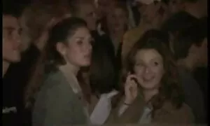 別の場所に座っている美しいと貪欲に興奮した隣人のメンバーを吸う ヴァーチャル フェラ